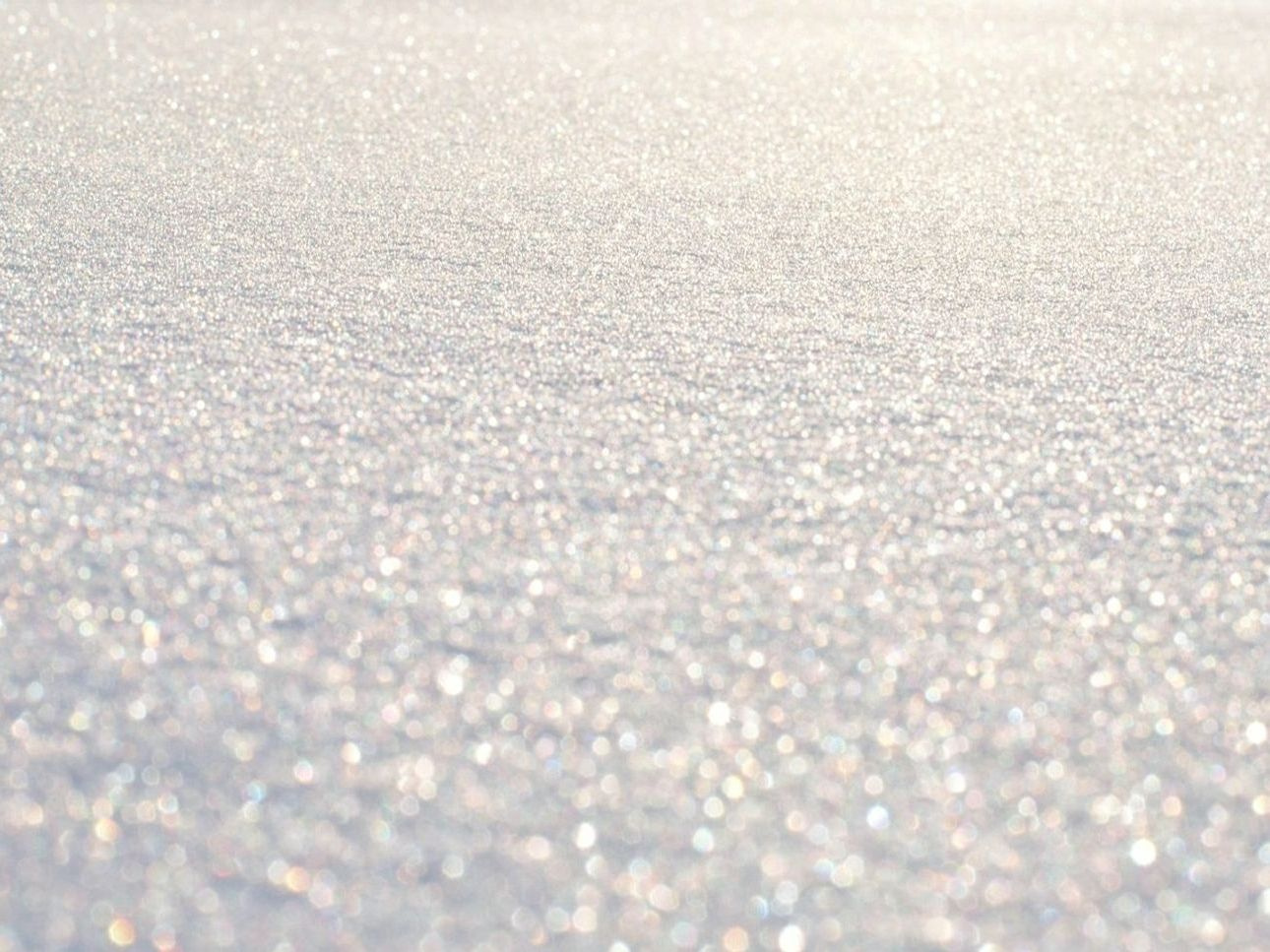Nieve fresca sobre el hielo grueso de un lago en las montañas