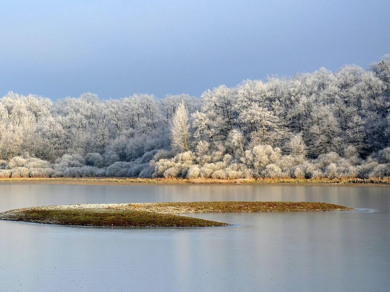 Meseta abierta y picos distantes en invierno