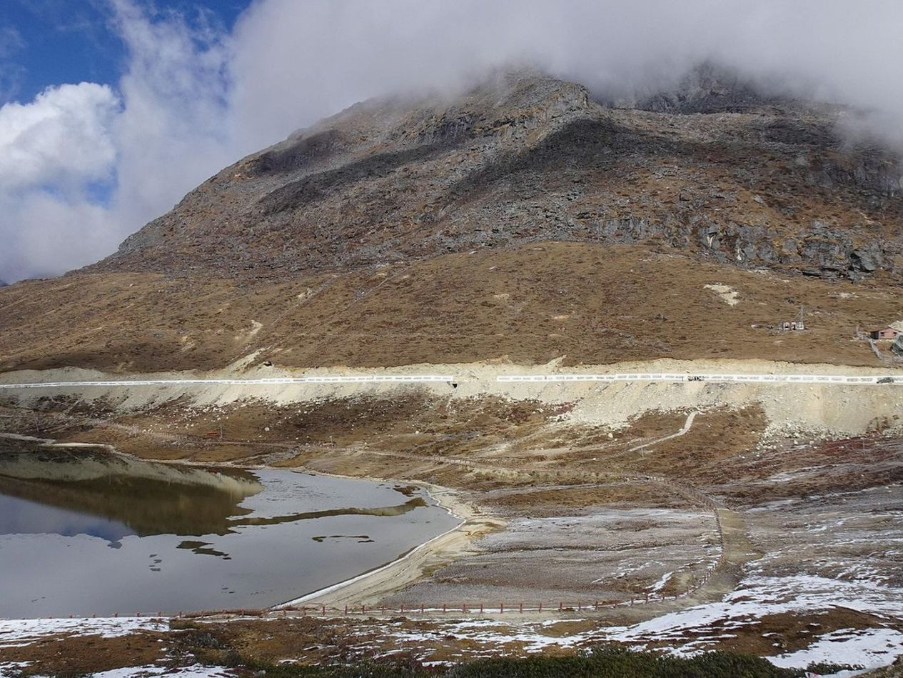 Un lago en las montañas bajo luz de mañana