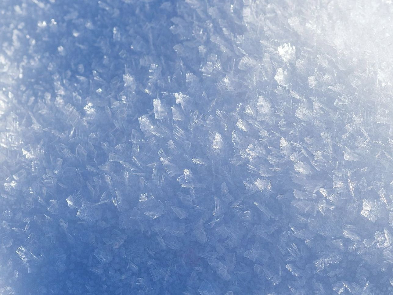 Arroyo bajo hielo dentro de un cañón rocoso